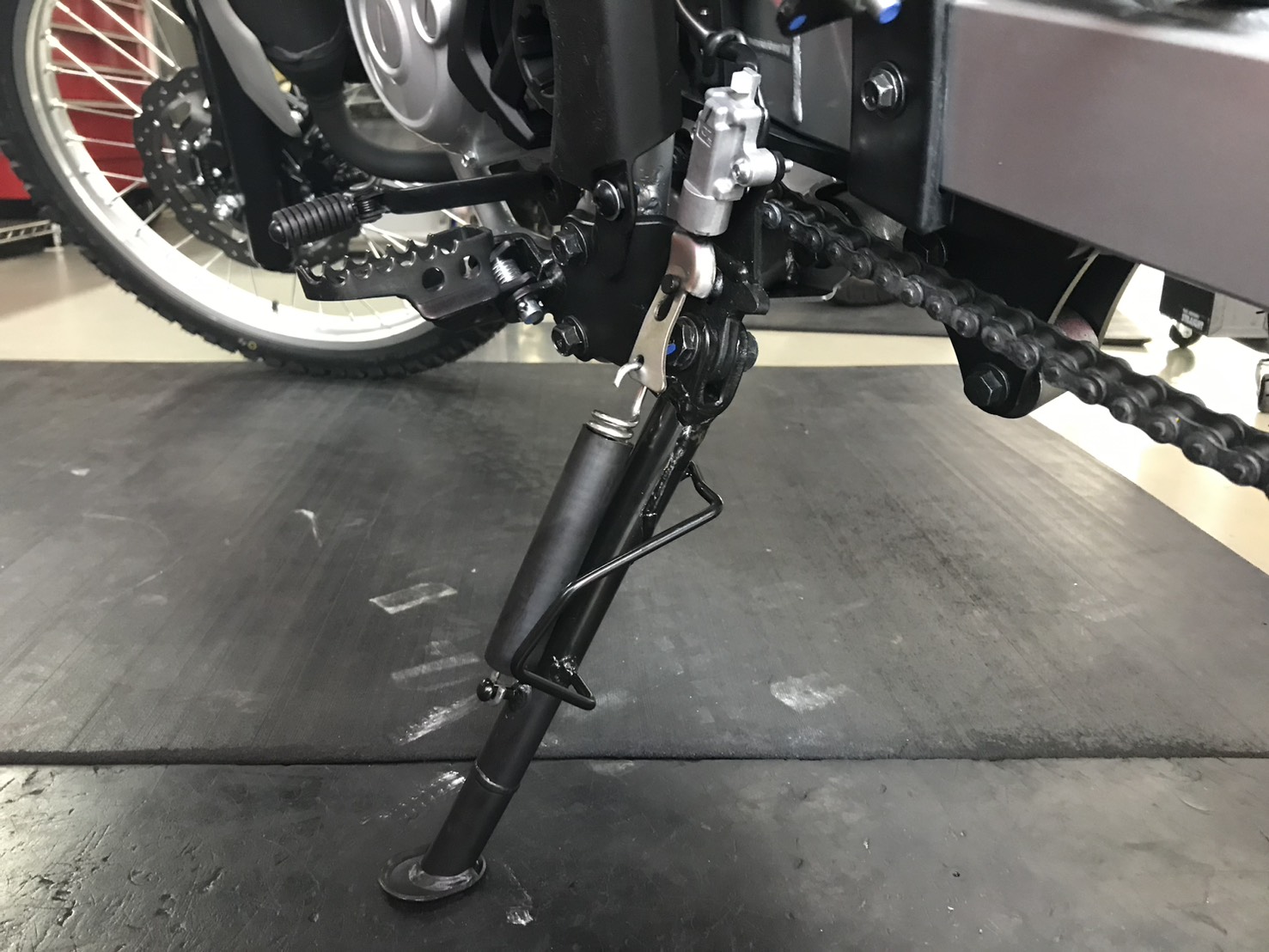 WR125Rに純正ローダウンリンク取付！足つきはどれくらい変わる？【ショートサイドスタンドもワンオフ製作】