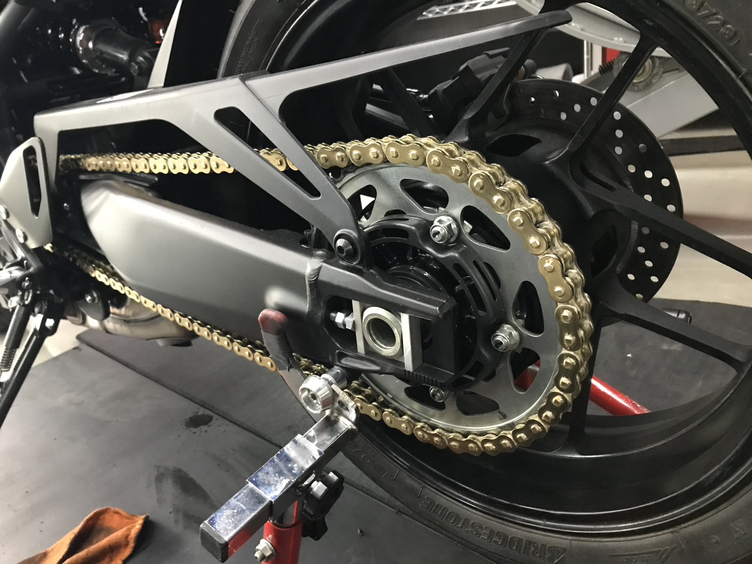 【XSR900 カスタム】RK GVシリーズ ゴールドチェーンを装着！見た目も性能もワンランクアップ